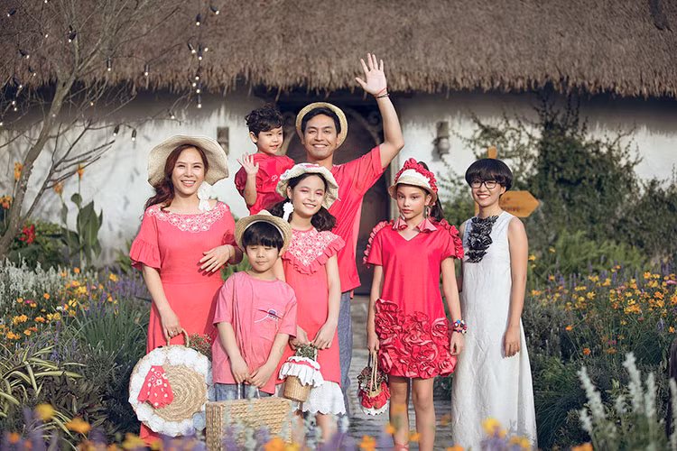 Sự xuất hiện của gia đình MC Phan Anh gây chú ý với khán giả của Tuần lễ thời trang trẻ em Việt Nam.