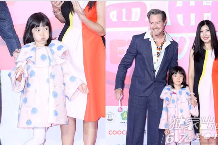 Con gái của MC diễn viên Canada Hạ Khắc Lập - bé Hạ Thiên lại rất dạn dĩ trước ống kính máy ảnh. Thậm chí, bé Hạ Thiên còn làm mặt xấu khi bước trên thảm đỏ cùng bố mẹ.