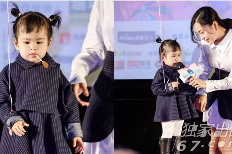 Con gái của Bao Văn Tịnh từng mải mê ăn kẹo khi cùng mẹ tham gia sự kiện.