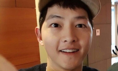 Fan xin chụp ảnh cùng Song Joong Ki khi anh đang chờ bà xã Song Hye Kyo.