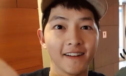 Fan xin chụp ảnh cùng Song Joong Ki khi anh đang chờ bà xã Song Hye Kyo.