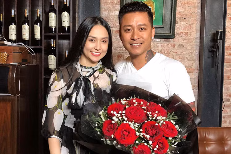 Dịp Valentine, sinh nhật, 20/10, 8/3, Tuấn Hưng luôn chuẩn bị quà tặng cho bà xã.