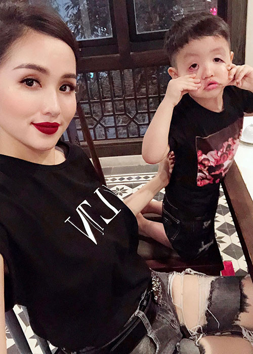 Con trai đầu lòng của Tâm Tít làm mặt xấu khi mẹ chụp ảnh.