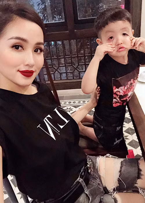 Con trai đầu lòng của Tâm Tít làm mặt xấu khi mẹ chụp ảnh.