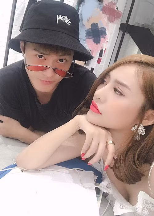 Linh Chi than thở đi họp một mình mà không có Lâm Vinh Hải.