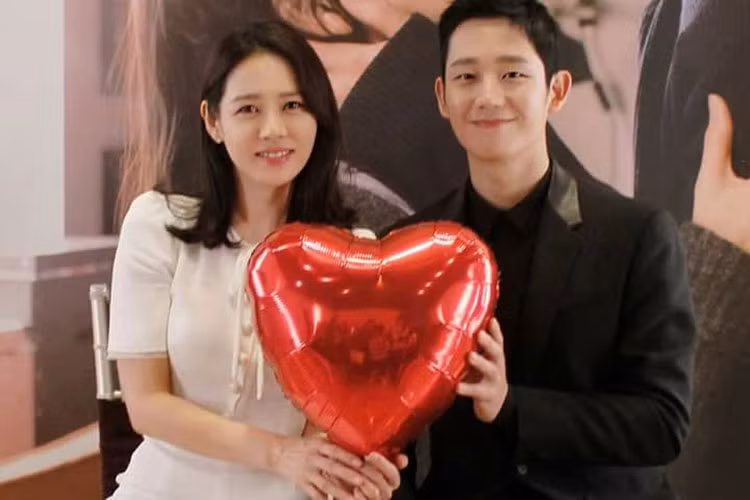 Son Ye Jin và Jung Hae In có sự tương tác ngọt ngào khiến fans nhiệt tình ủng hộ cả hai là một cặp. Ảnh: Naver