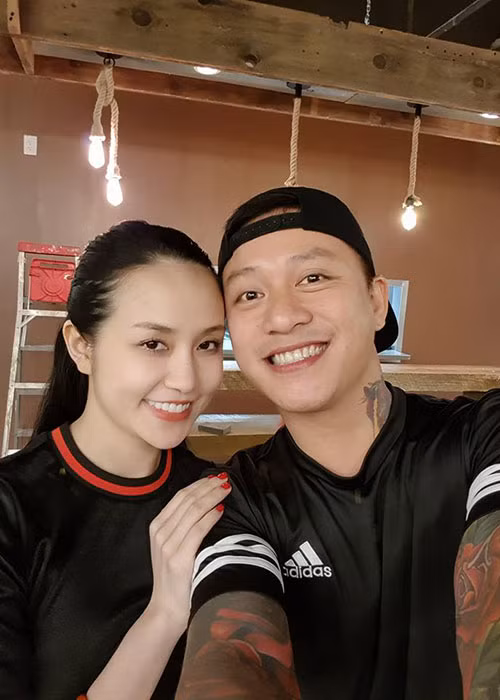 Đáp lại tâm thư của chồng, vợ Tuấn Hưng chia sẻ: "4 năm qua tôi nhường nhịn ông, vậy 56 năm còn lại ông nhường nhịn lại tôi nhé".