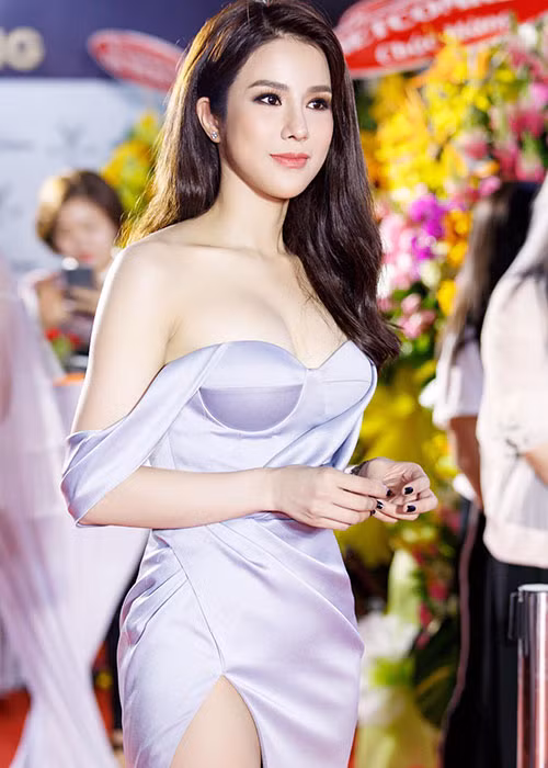 Diệp Lâm Anh phủ nhận việc dao kéo. Cô khẳng định chỉ sử dụng phương pháp tiêm collagen và tế bào gốc. Thời điểm mới làm xong, mặt của Diệp Lâm Anh còn sưng. Ảnh: FBNV