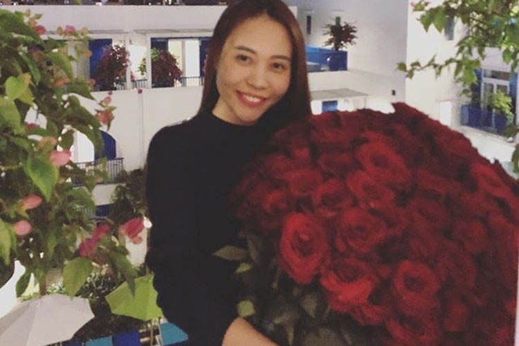 Đàm Thu Trang khoe bó hoa hồng lớn Cường Đô la tặng nhân ngày 8/3. Đi kèm hình ảnh, cô hạnh phúc viết: "Thi thoảng nhờ chụp tấm hình mà mất hết cả nét".