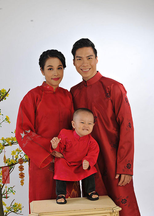 Thường xuyên đi diễn ở nước ngoài, Quốc Cơ và Quốc Nghiệp đều có hậu phương vững chắc là bà xã hết lòng ủng hộ công việc của chồng.