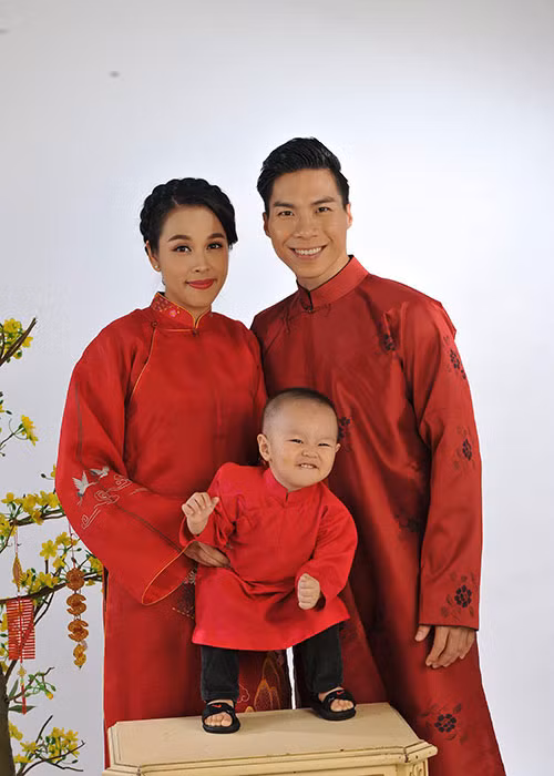 Thường xuyên đi diễn ở nước ngoài, Quốc Cơ và Quốc Nghiệp đều có hậu phương vững chắc là bà xã hết lòng ủng hộ công việc của chồng.