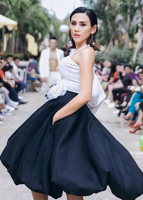 Sau tuyên bố giải nghệ, Võ Hoàng Yến không ít lần trở lại sàn catwalk vì mối quan hệ thân thiết với nhà tạo mốt hay vì nhớ nghề. Ảnh: Vietnamnet