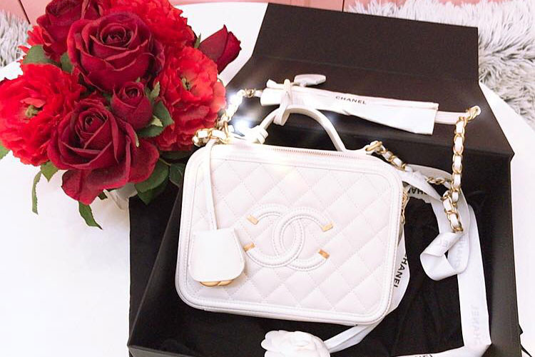 Ngọc Trinh khoe được một người chị thân thiết tặng chiếc túi hàng hiệu.