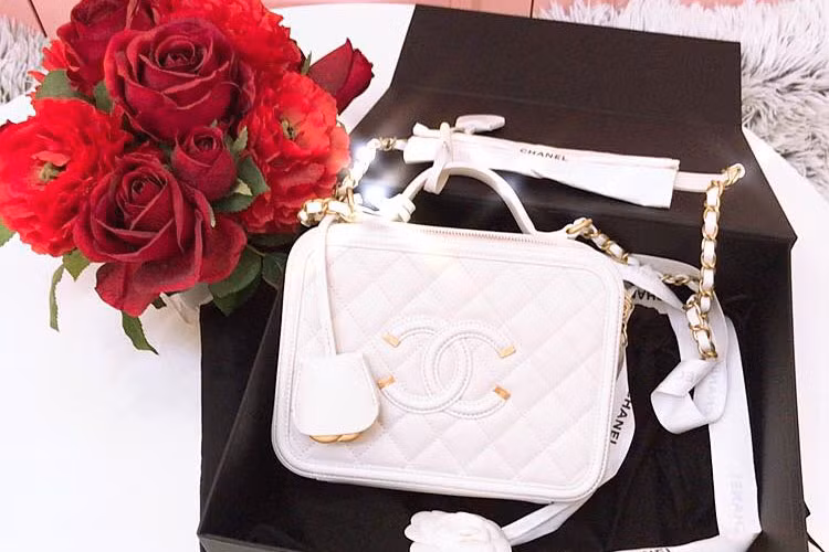 Ngọc Trinh khoe được một người chị thân thiết tặng chiếc túi hàng hiệu.