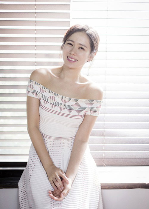 Son Ye Jin khoe vai trần gợi cảm trong một bộ ảnh thời trang. Ảnh: Dispatch