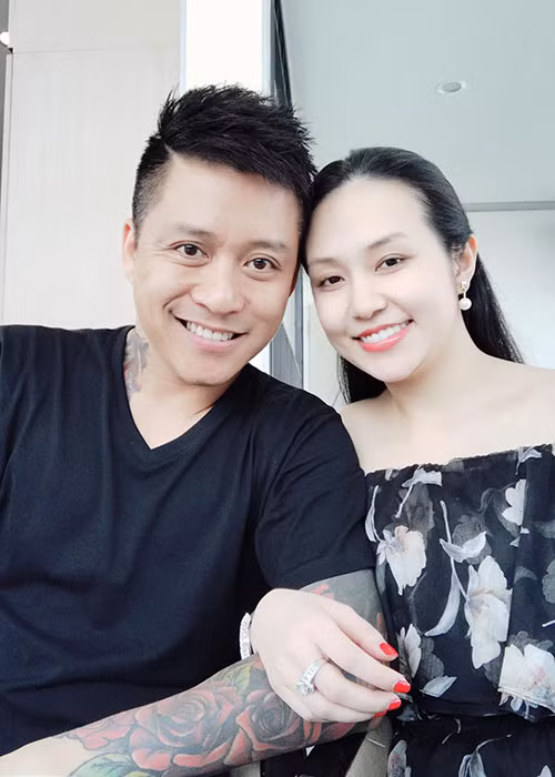 Mới đây, Tuấn Hưng viết tâm thư gửi bà xã: "Tôi với bà thế là đã gắn với nhau được tròn 4 năm rồi đấy. Cảm ơn bà đã yêu tôi và nhường nhịn tôi từng đó ngày trời. Bây giờ tôi thực sự hiểu. Cho nên nói thẳng luôn là tôi lại càng yêu bà, yêu hết nấc luôn. Thề. Hôm nay kỷ niệm 4 năm “không còn tự do”. Tôi hứa với bà là sẽ luôn là người chồng tốt và bố tuyệt vời nhất có thể. Tôi yêu bà. Thế thôi".