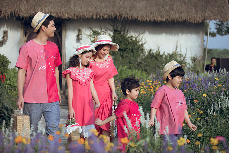 Cùng diện trang phục sắc hồng, Phan Anh cùng vợ và các con trông vô cùng rạng rỡ trong vai trò người mẫu.