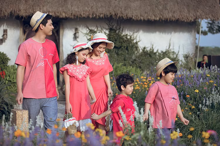 Cùng diện trang phục sắc hồng, Phan Anh cùng vợ và các con trông vô cùng rạng rỡ trong vai trò người mẫu.