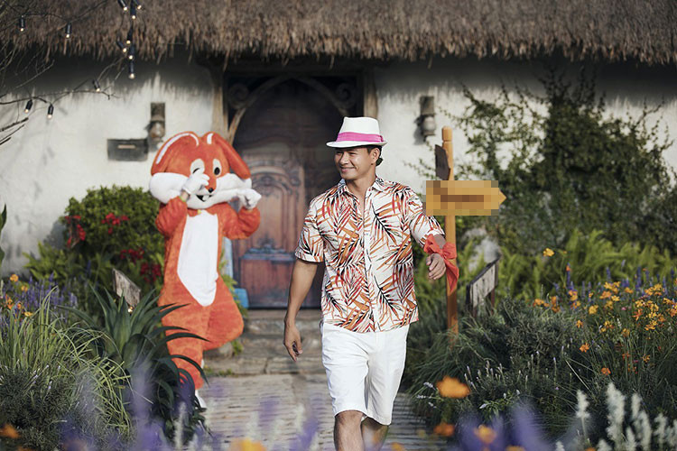 Hình ảnh Xuân Bắc tươi rói trên sàn catwalk.