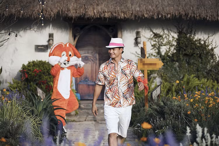 Hình ảnh Xuân Bắc tươi rói trên sàn catwalk.