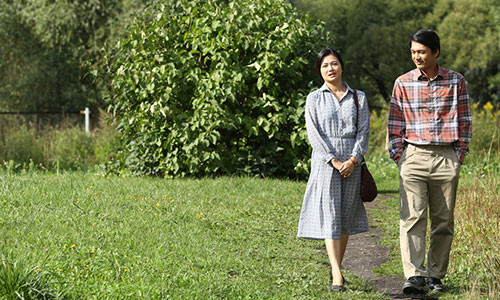 Trang phục của nhân vật trong phim gây tranh cãi. Ảnh: Zing