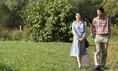 Trang phục của nhân vật trong phim gây tranh cãi. Ảnh: Zing