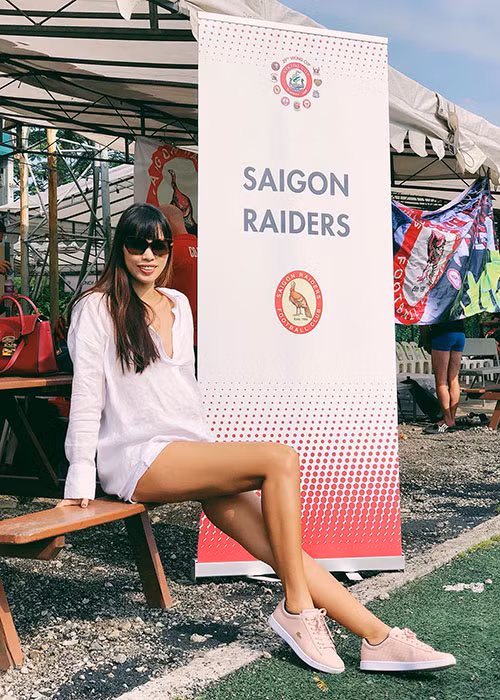 Hà Anh ăn mặc trẻ trung, năng động khi cùng ông xã tham gia một sự kiện.