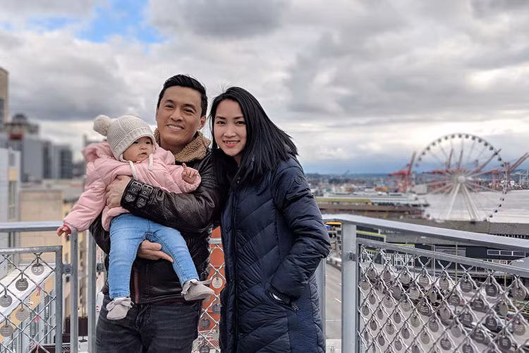 Lam Trường hiện có tổ ấm hạnh phúc bên vợ trẻ đẹp và con gái xinh xắn.