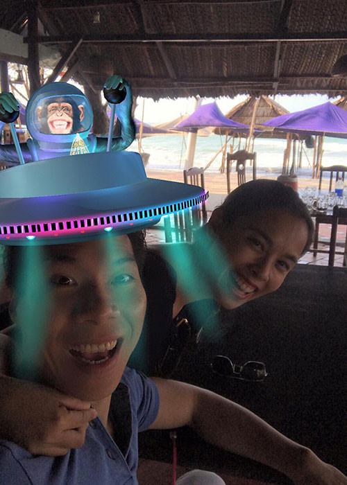 Quốc Nghiệp hiện đã lập gia đình. Trong ảnh, nam nghệ sĩ xiếc cười rạng rỡ bên bà xã Ngọc Mai.