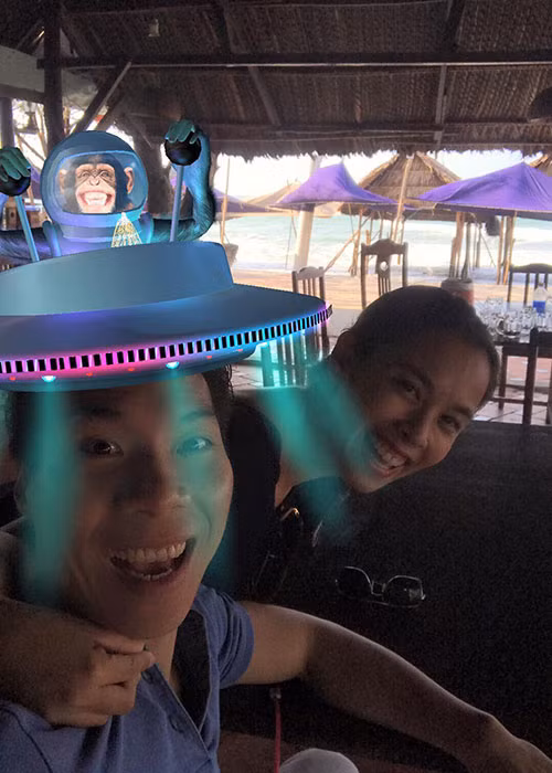 Quốc Nghiệp hiện đã lập gia đình. Trong ảnh, nam nghệ sĩ xiếc cười rạng rỡ bên bà xã Ngọc Mai.