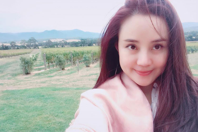 Vy Oanh đến thăm cơ sở sản xuất rượu ở Australia là một trong những tin tức sao Việt trong ngày 19/4.