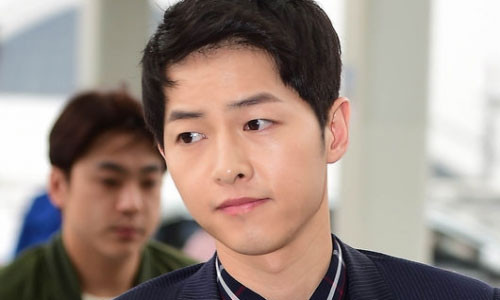 Dù vậy, khi dự sự kiện, xuất hiện trước công chúng với tư cách người nổi tiếng, Song Joong Ki vẫn vô cùng điển trai và chỉn chu.