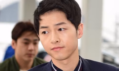 Dù vậy, khi dự sự kiện, xuất hiện trước công chúng với tư cách người nổi tiếng, Song Joong Ki vẫn vô cùng điển trai và chỉn chu.