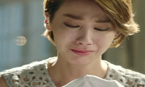 Cô ấy ngày càng gầy và xanh, đôi mắt thì trũng xuống vì thiếu ngủ. Đi làm thì không sao, về đến nhà nhìn thấy vợ là tôi thêm bức xúc, mệt mỏi. (Ảnh minh hoạ)