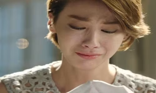 Cô ấy ngày càng gầy và xanh, đôi mắt thì trũng xuống vì thiếu ngủ. Đi làm thì không sao, về đến nhà nhìn thấy vợ là tôi thêm bức xúc, mệt mỏi. (Ảnh minh hoạ)