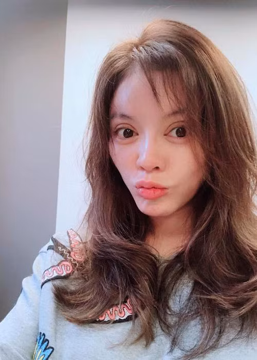 Hình ảnh Lý Nhã Kỳ đăng tải lên trang cá nhân cách đây vài ngày đã gây ra nhiều ý kiến trong công chúng. Không ít người cho rằng nhan sắc cô đã thay đổi quá nhanh chóng đến mức khó nhận ra.