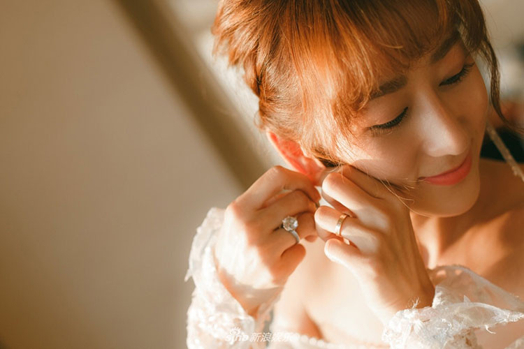 Sinh liên tiếp 4 nhóc tì cho Trần Hạo Dân, Tưởng Lệ Sa vẫn gợi cảm hút mắt.