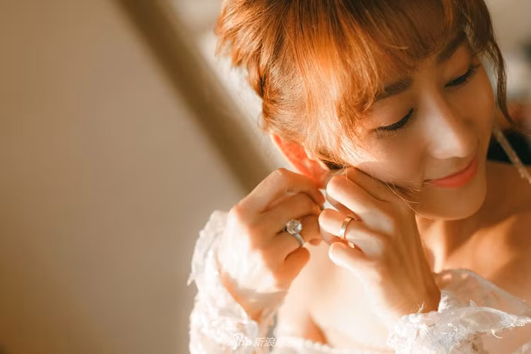 Sinh liên tiếp 4 nhóc tì cho Trần Hạo Dân, Tưởng Lệ Sa vẫn gợi cảm hút mắt.