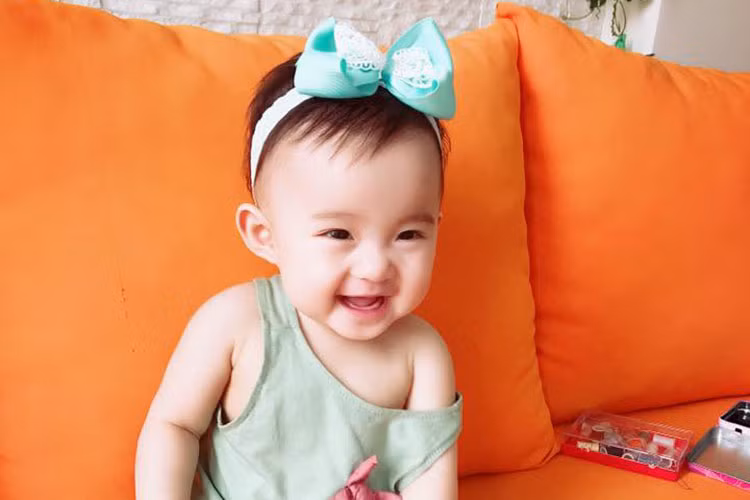 Hot Face sao Việt 24h: Vy Oanh khoe con gái ngày càng đáng yêu.