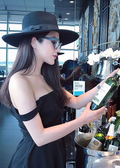 Diện váy trễ vai, nữ người mẫu hút mọi ánh nhìn.