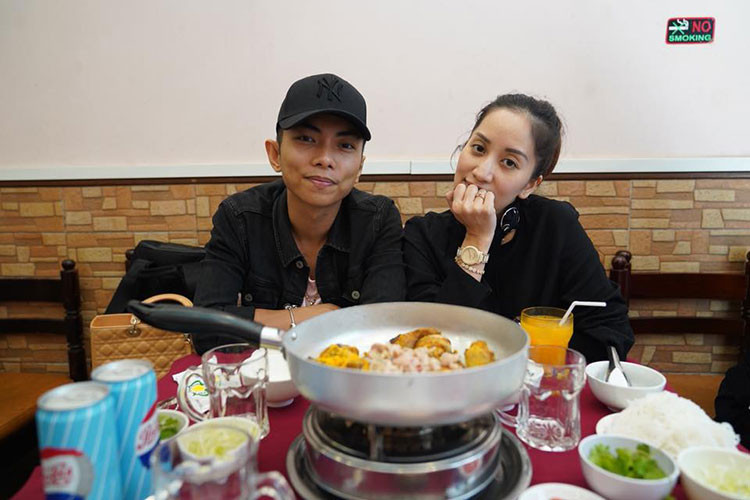 Vợ chồng sao Việt Khánh Thi - Phan Hiển đưa nhau đi ăn sau nhiều ngày bận rộn với công việc.