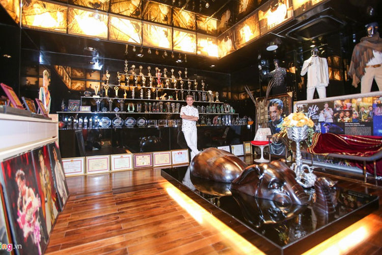 Khoảng hơn 10 năm trước, Mr Đàm mua căn biệt thự trắng này, sau đó đập đi xây lại vì không thích thiết kế cũ. Ảnh: Zing