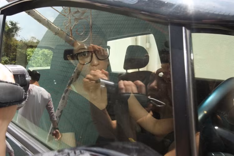 Có thông tin mẹ của Andi - bạn gái của Ngô Trác Lâm, gọi điện cho Ngô Ỷ Lợi để đòi tiền chăm sóc Ngô Trác Lâm ở Canada.