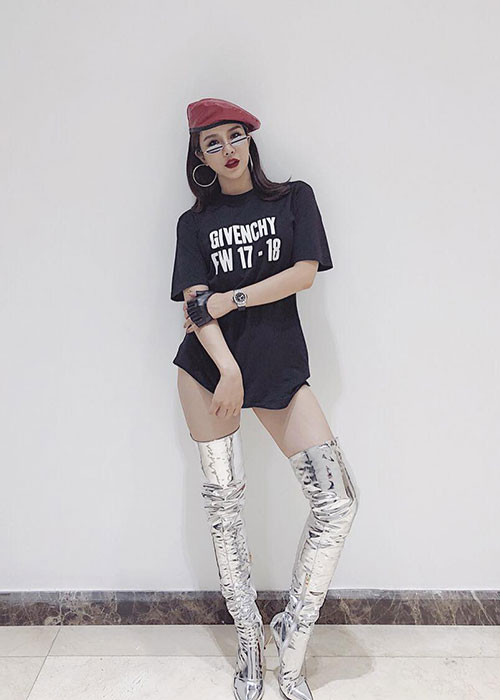 Nữ người mẫu được khen ngợi có phong cách thời trang đời thường trẻ trung, sành điệu.