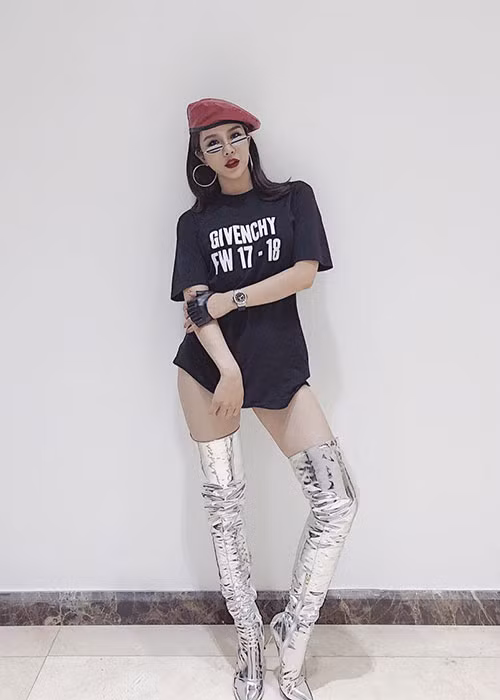 Nữ người mẫu được khen ngợi có phong cách thời trang đời thường trẻ trung, sành điệu.