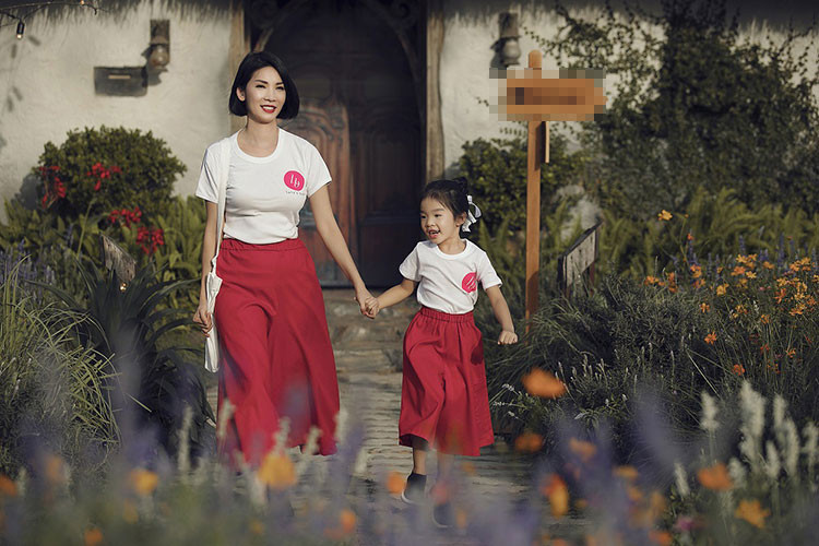 Bé Thỏ cũng xuất hiện trở lại vào cuối màn trình diễn cùng mẹ. Xuân Lan chia sẻ, được nắm tay con gái biểu diễn trong BST do chính mình thiết kế để dành tặng con là một trong những niềm vui lớn nhất của cô.