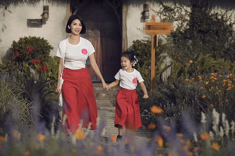 Bé Thỏ cũng xuất hiện trở lại vào cuối màn trình diễn cùng mẹ. Xuân Lan chia sẻ, được nắm tay con gái biểu diễn trong BST do chính mình thiết kế để dành tặng con là một trong những niềm vui lớn nhất của cô.