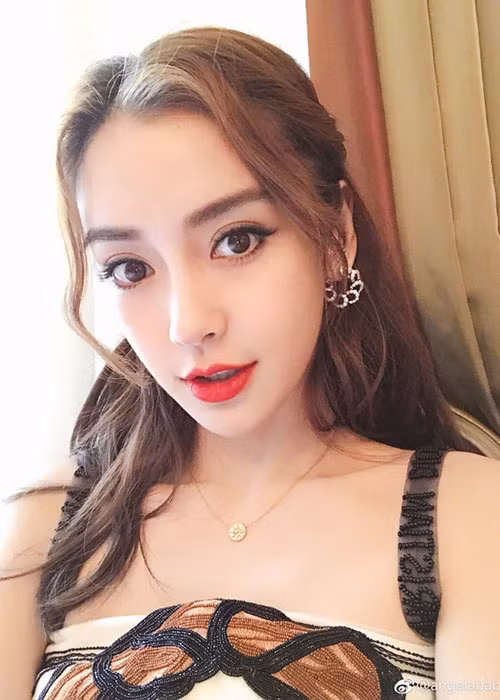 Cận cảnh gương mặt đẹp không góc chết của Angelababy. Ảnh: Weibo