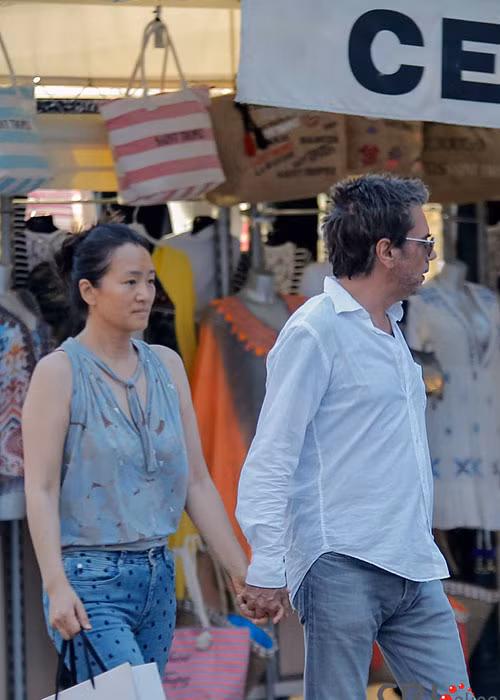 Hình ảnh Củng Lợi và bạn trai nắm tay tình tứ trên phố.