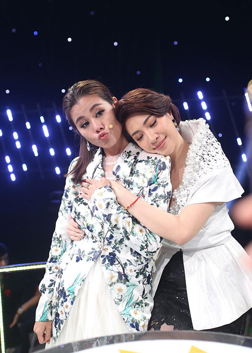 Pha Lê thân thiết bên Nam Thư trên trường quay gameshow.